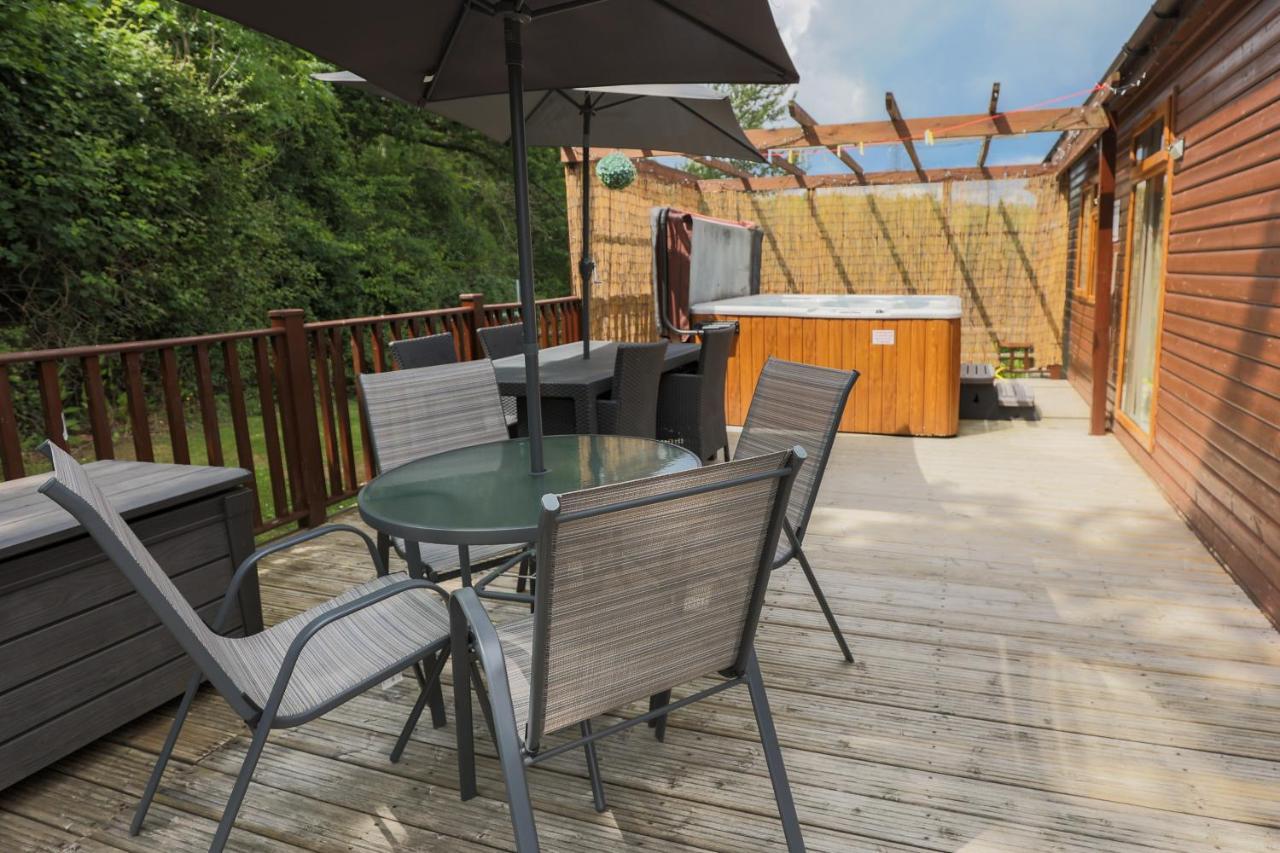 Conkers Lodge For 6 With Hot Tub & Secluded Decking - Spa Resort In Devon Chudleigh 외부 사진