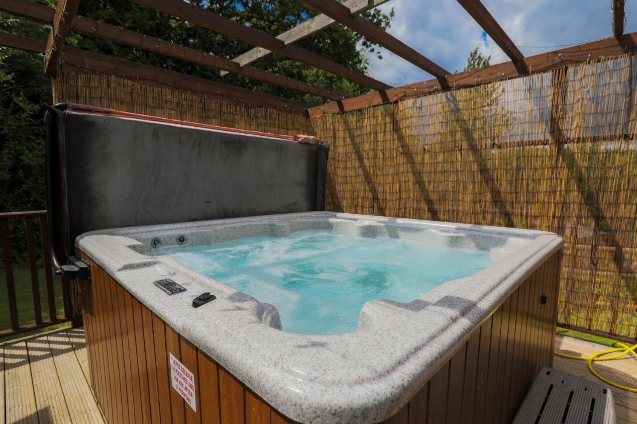 Conkers Lodge For 6 With Hot Tub & Secluded Decking - Spa Resort In Devon Chudleigh 외부 사진